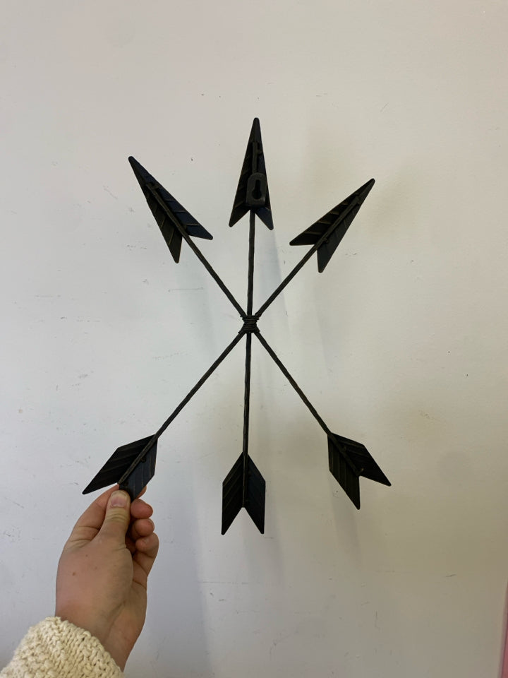 METAL TIED 3 ARROW DECOR.