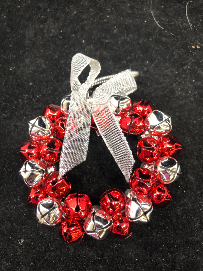 RED/WHITE JINGLE BELL WREATH.