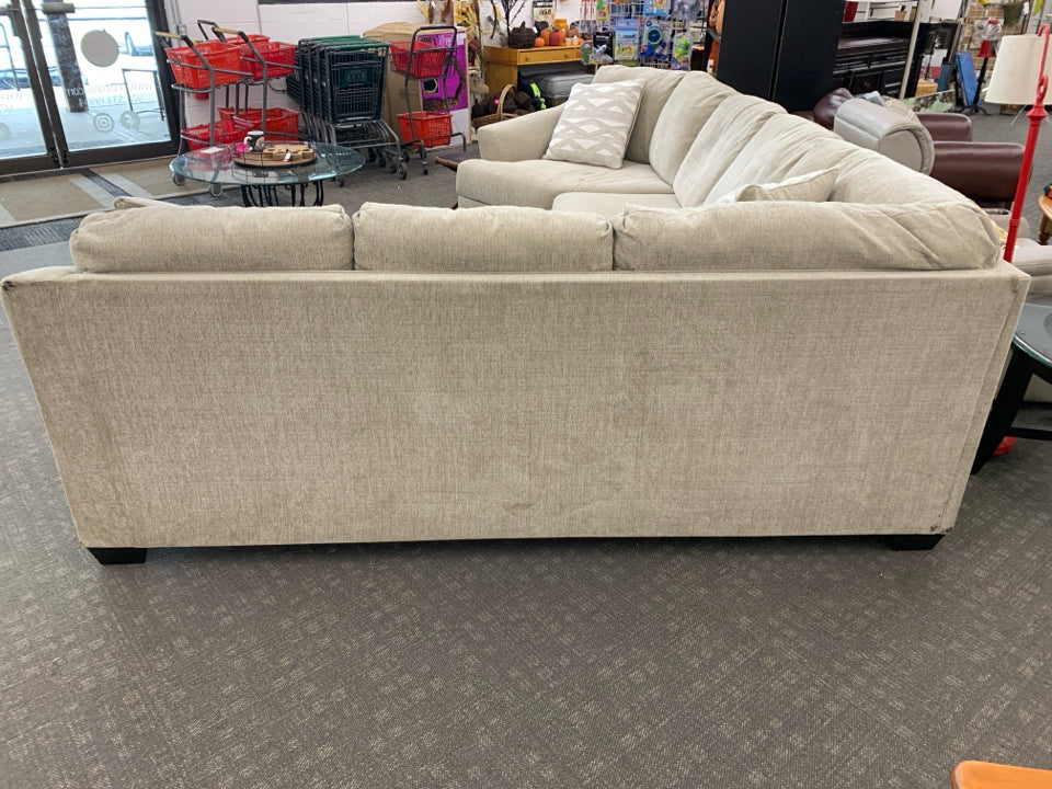 BROGAN L SHAPED SECTIONAL COUCH W/3 GEOMETRIC ACCENT PILLOWS.