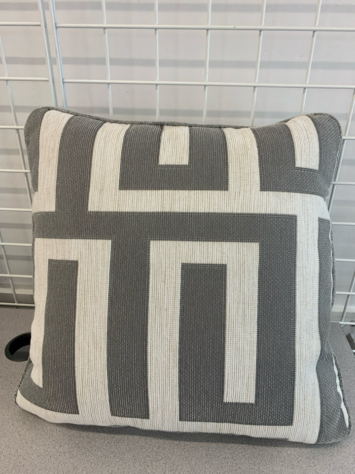 GREY/WHITE GEOMETRIC PILLOW.
