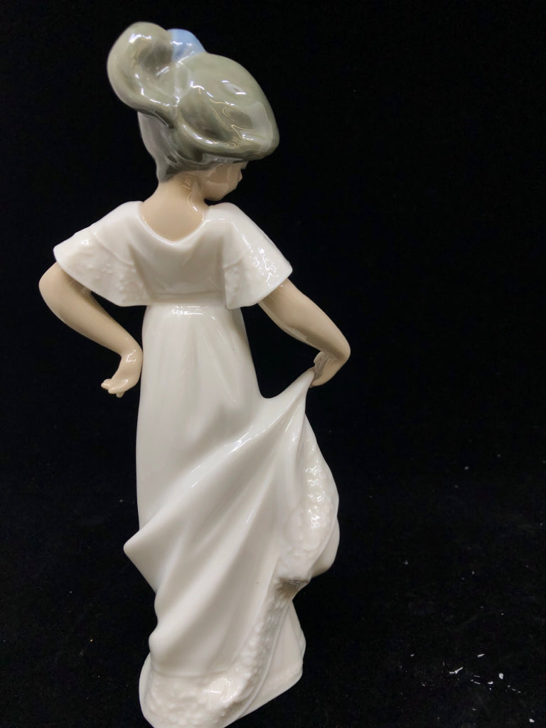 NAO BY LLADRO "HOW PRETTY" PORCELAIN FIGURINE.