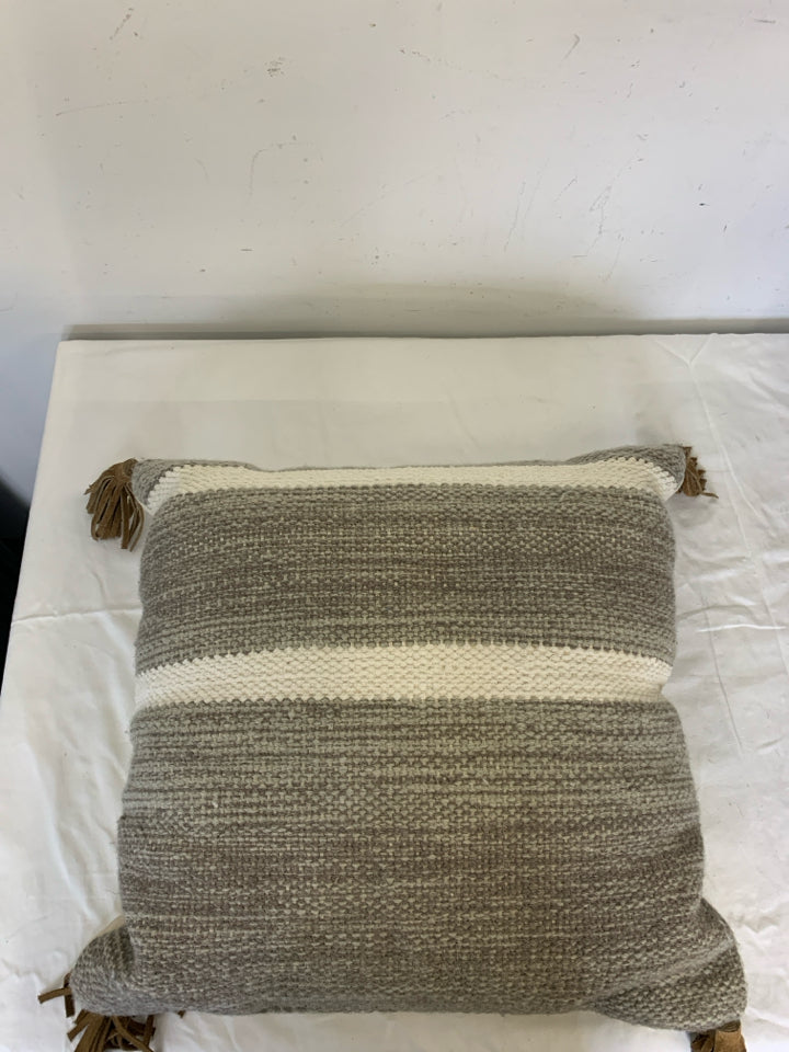 GREY PILLOW W WHITE STRIPE AND TASSELS.