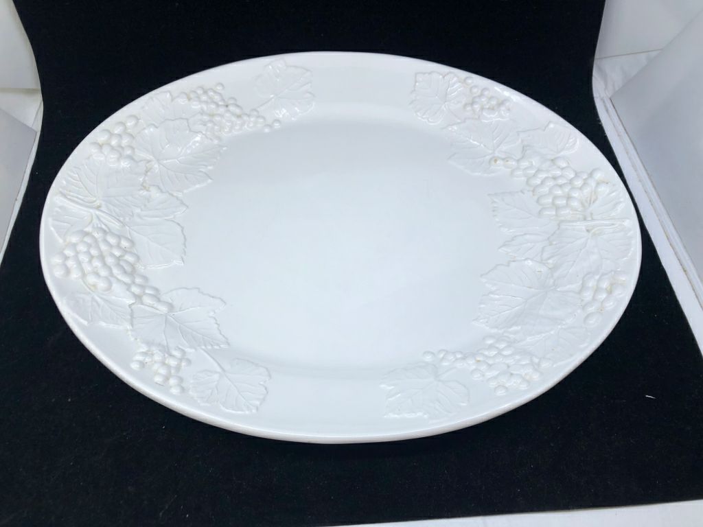 WHITE OVAL EMBOSSED GRAPES PLATTER.