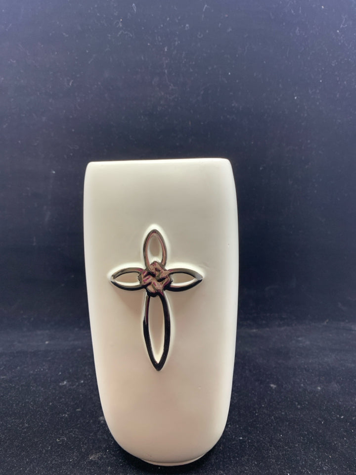 CREAM SQUARE VASE W SILVER CROSS.