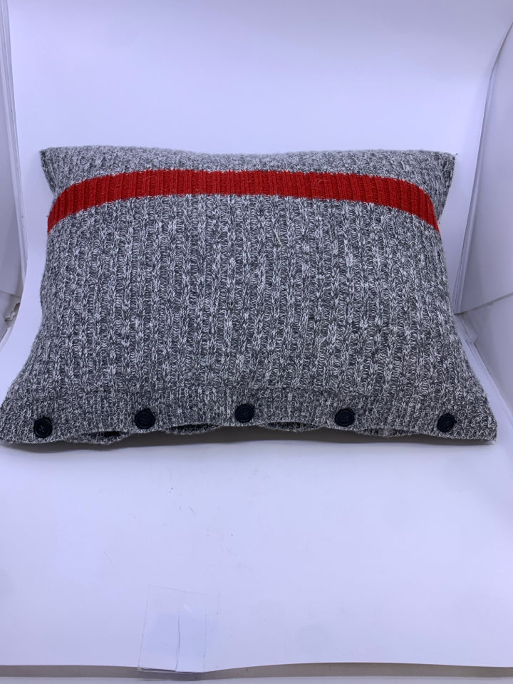 GREY KNITTED PILLOW W RED STRIPE.