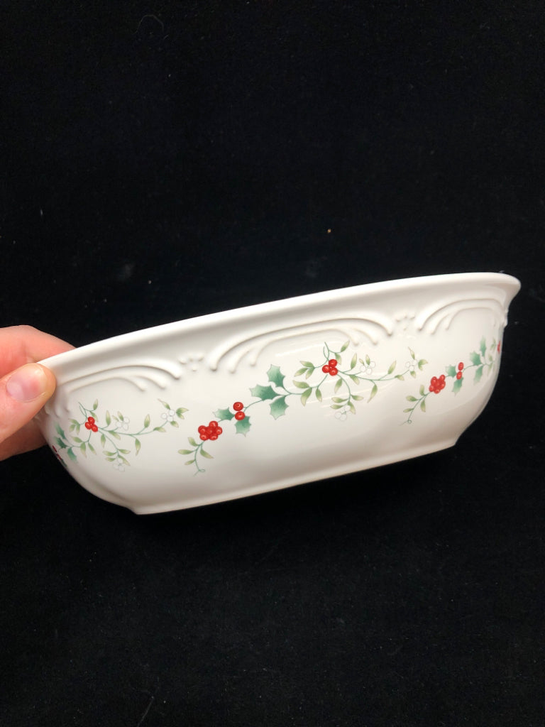 34PC HOLLY PATTERN DISH SET - PFALTZGRAFF SERV FOR 8.