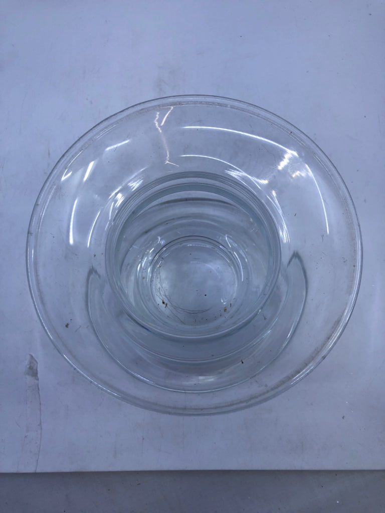 FOOTED CLEAR GLASS PILLAR CANDLE HOLDER.