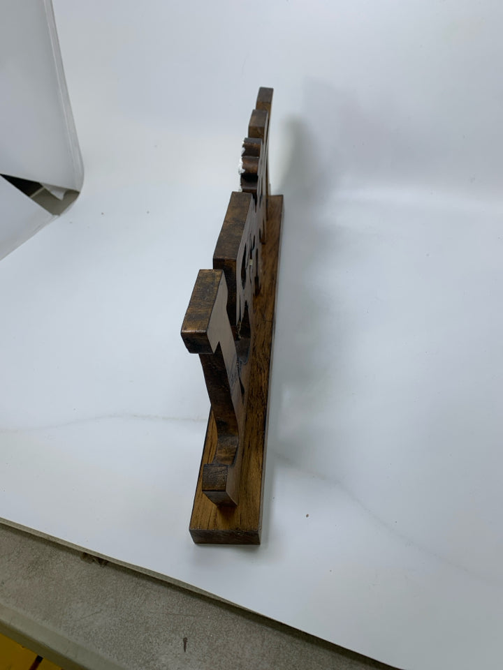 WOOD SPELLING NOEL W/ SNOWFLAKE SIGN.