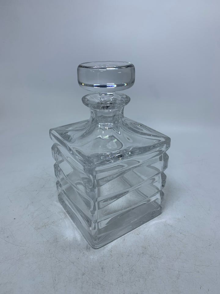 SQUARE CRYSTAL DECANTER W/ LINES FLAT TOP STOPPER.