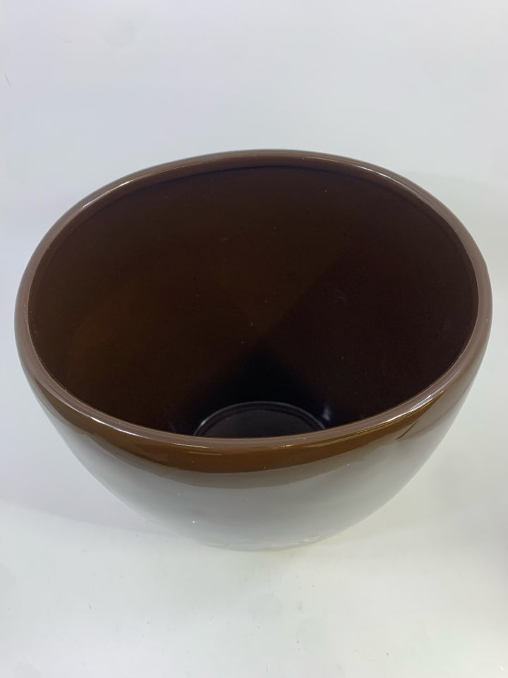 BROWN GOLD CERAMIC TRASH CAN W/FLOWERS.