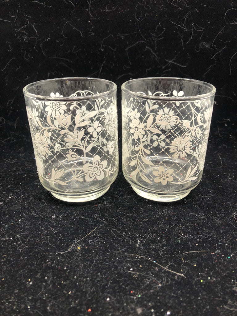 4 WHITE FLORAL JUICE GLASSES.