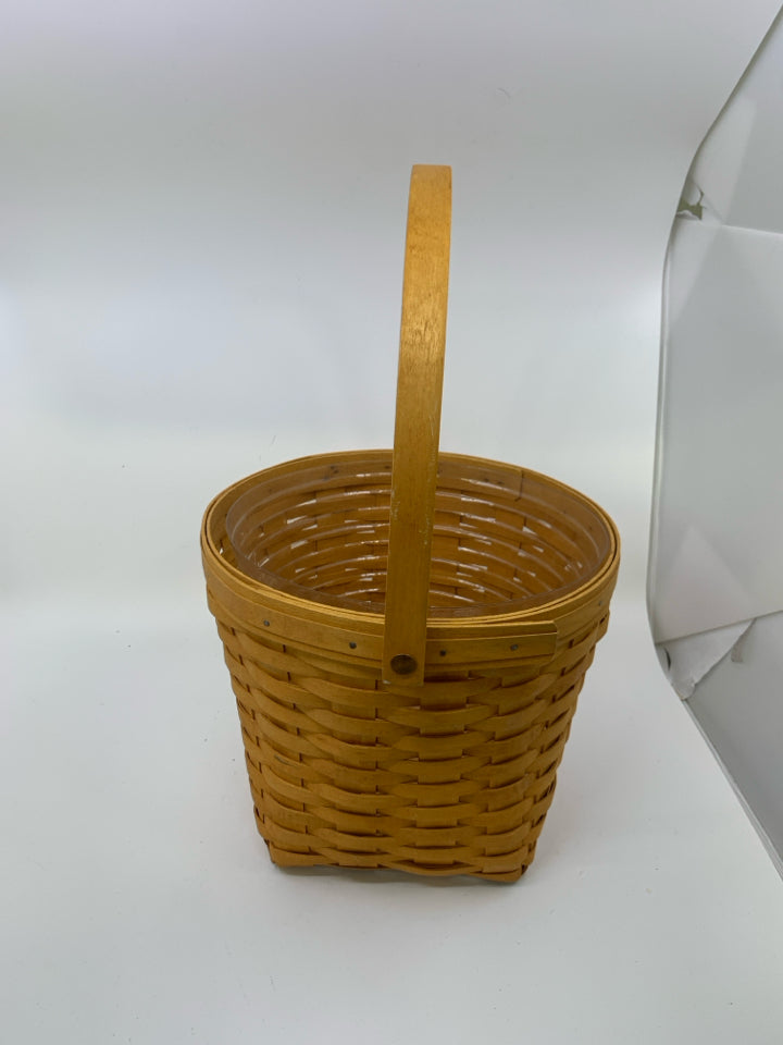 PALE LOOKING BASKET W/ 1 HANDLE & PROTECTOR.