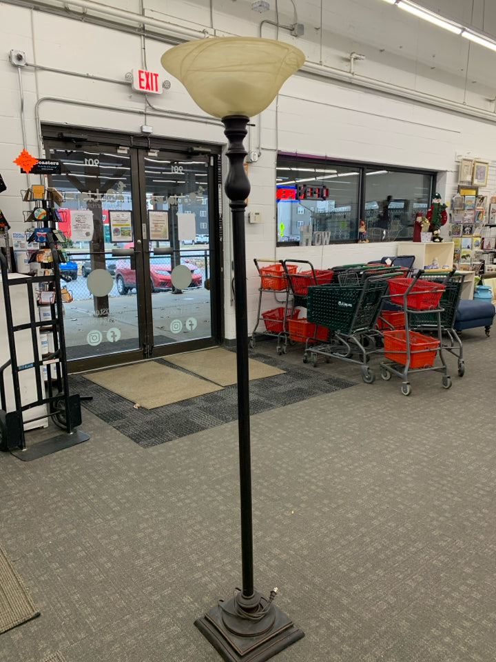 BROWN FLOOR LAMP W/CREAM SWIRL GLASS COVER.