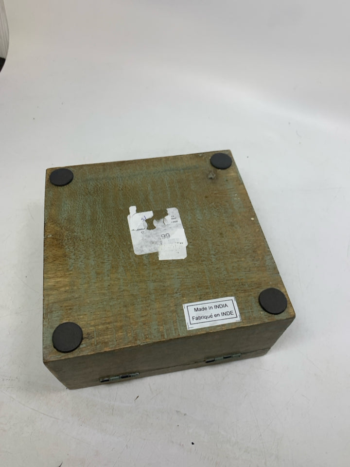 DISTRESSED GREEN BOX W/ CUTOUT MIRROR INLAY BOX.