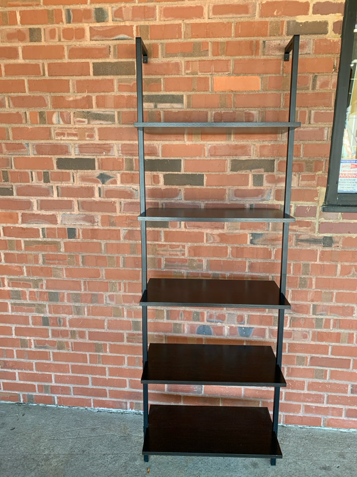 DARK FRAMED LADDER-STYLE WALL-MOUNT BOOKSHELF.
