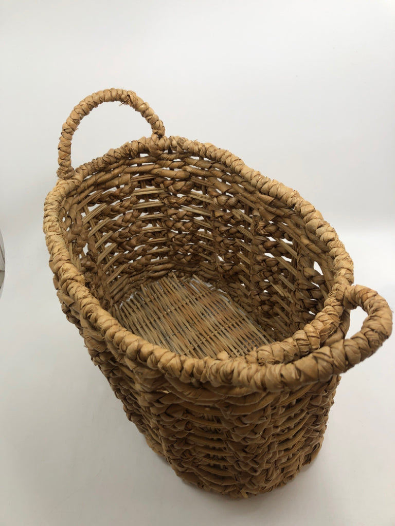OVAL WICKER BASKET W HANDLES.
