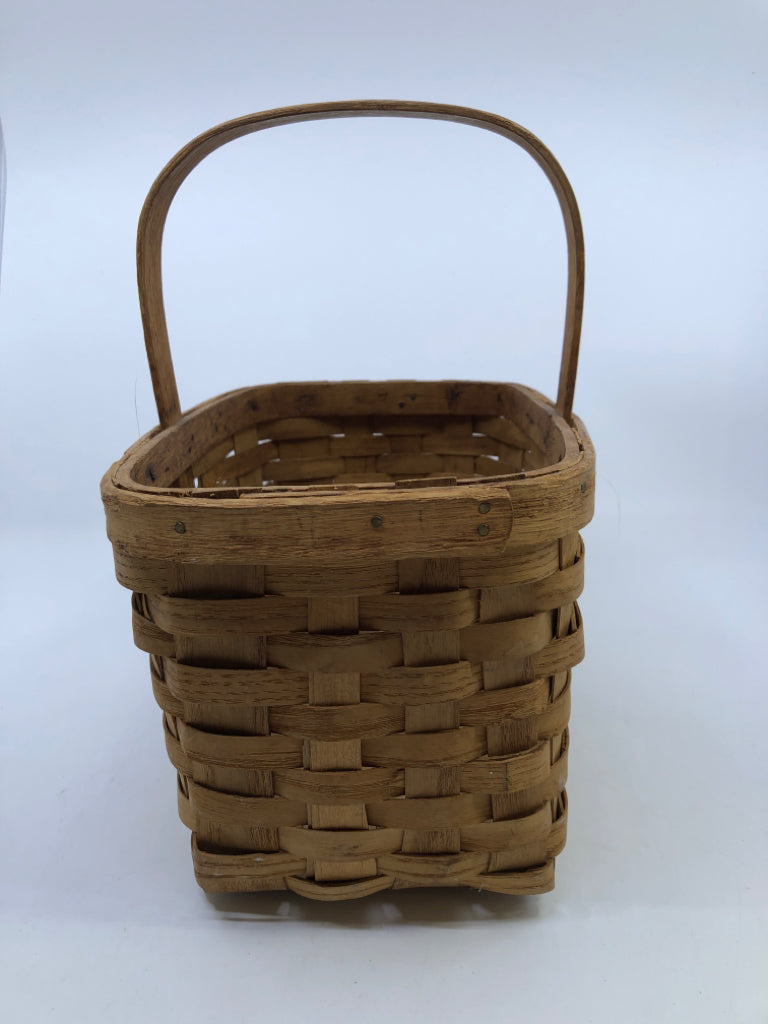 WIDE SLATS BASKET.