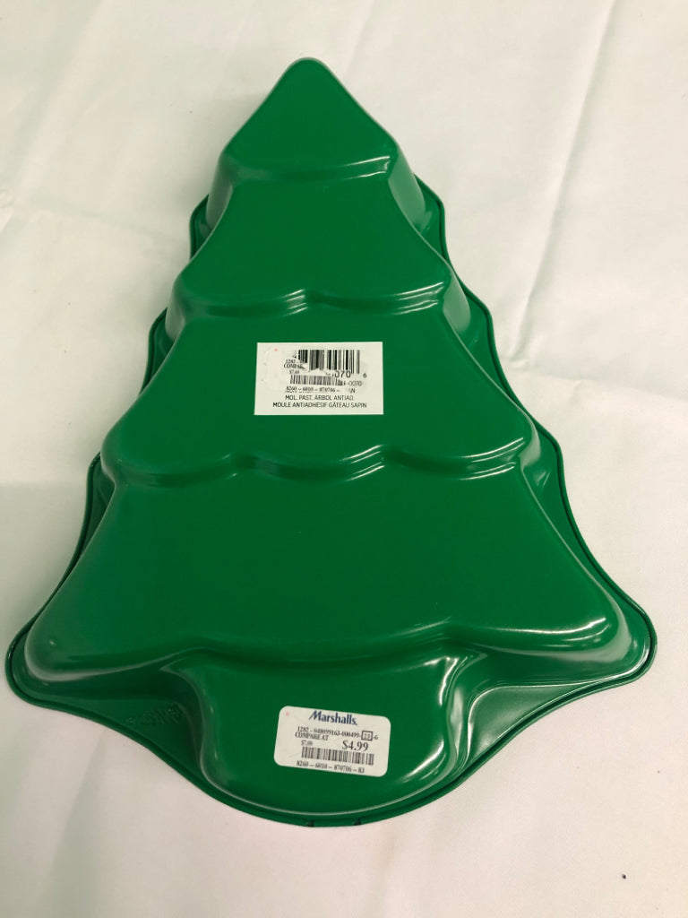 NEW GREEN WILTON CHRISTMAS TREE CAKE PAN.