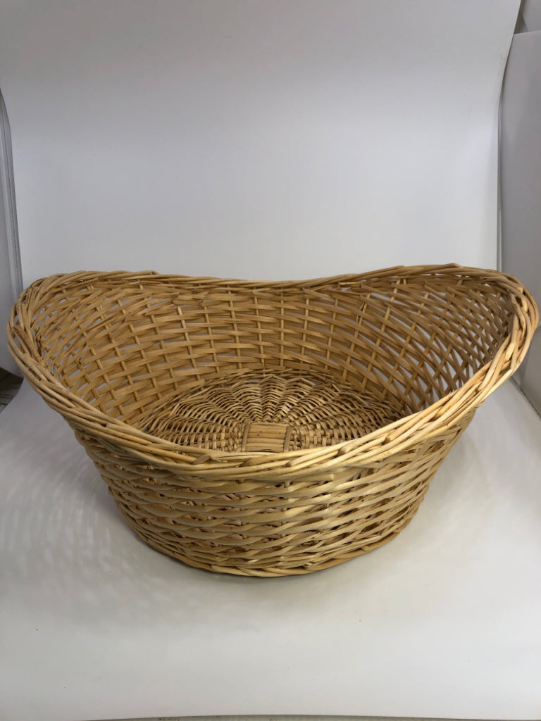 SHORT LIGHT BRAIDED OVAL BASKET.