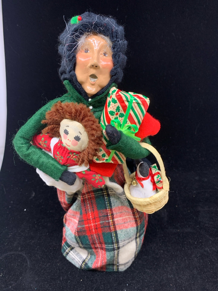 BYERS' CHOICE GRANDMA HOLDING DOLL, BASKET, AND PRESENT-1996.