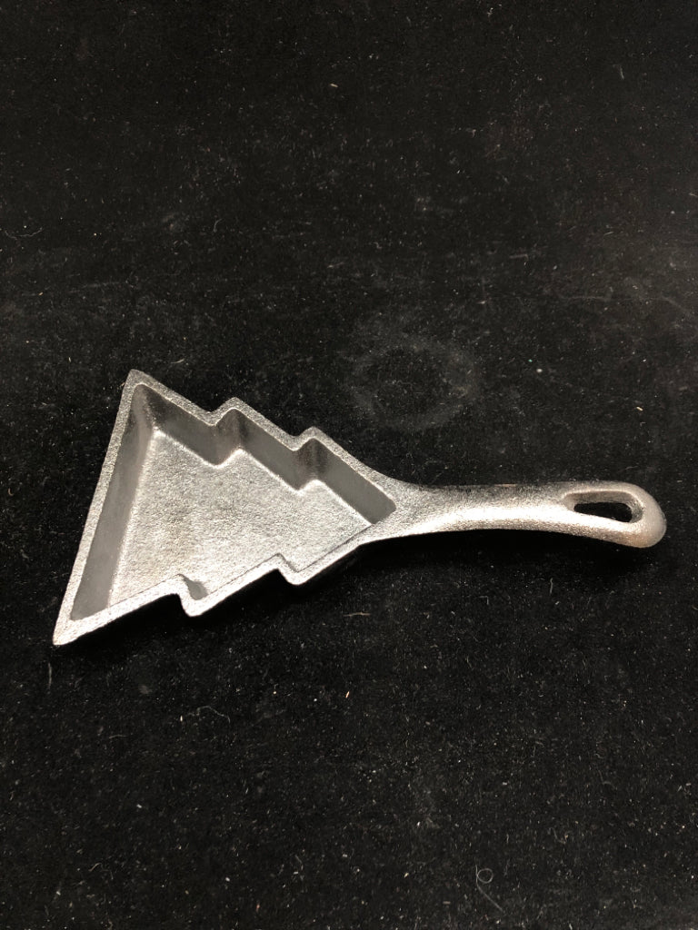 CHRISTMAS TREE CAST IRON PAN.