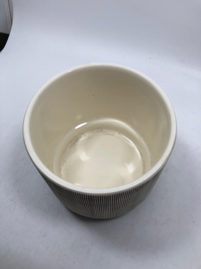 BLACK/GREY LINE CERAMIC POT.