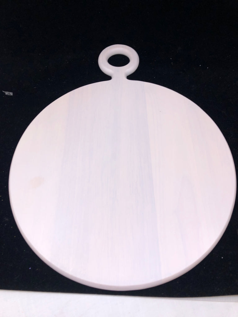 ROUND WHITE BAMBOO CHEESE BOARD WITH HANDLE.