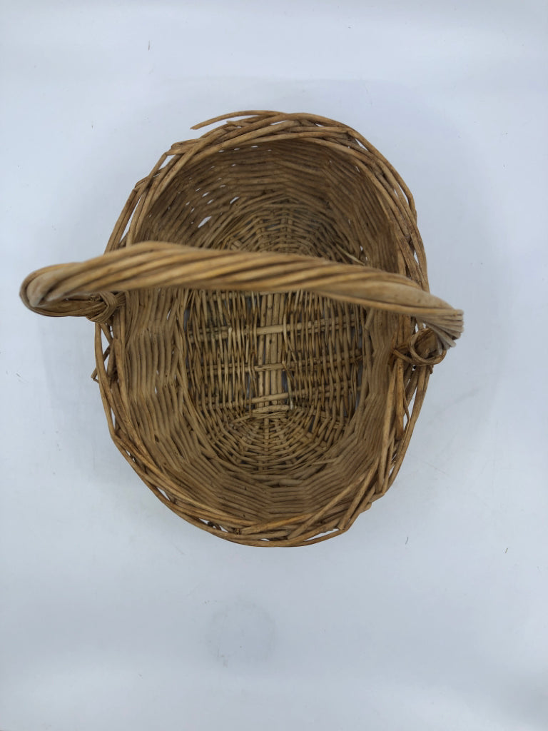 WICKER BASKET W/HANDLE.