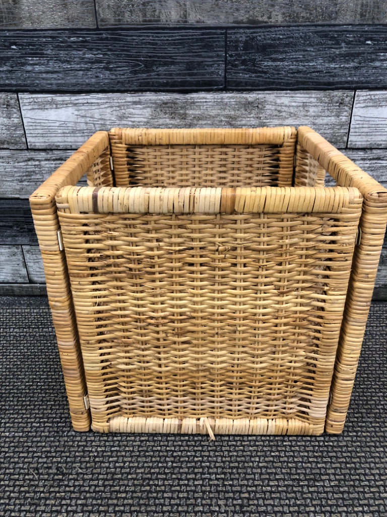 SQUARE BLONDE WICKER BASKET W/ HANDLES.