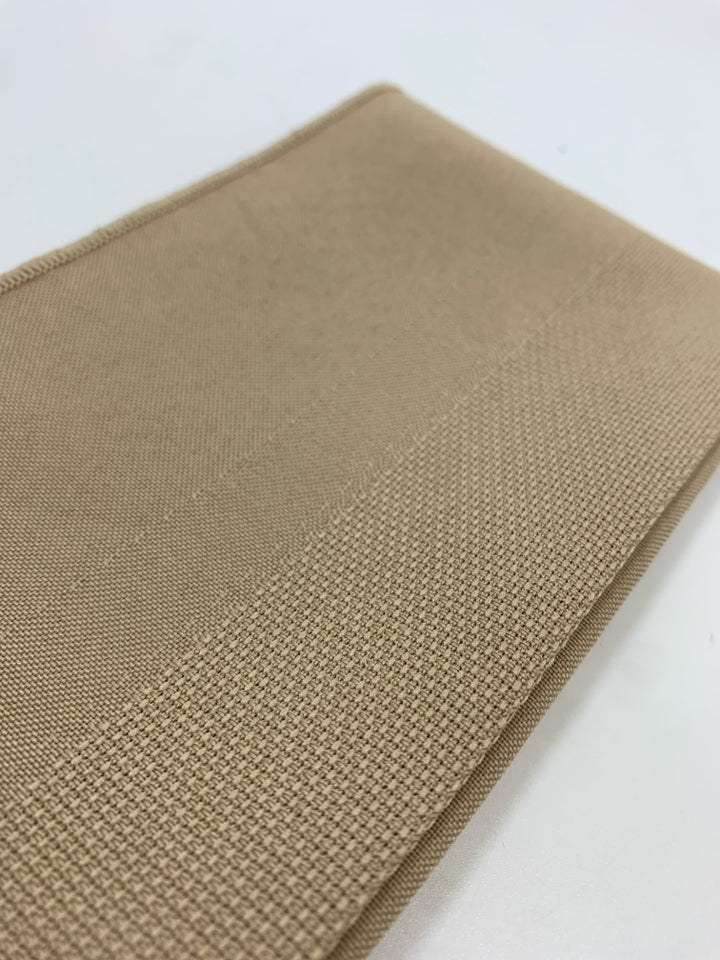 8 BEIGE DINNER NAPKINS.