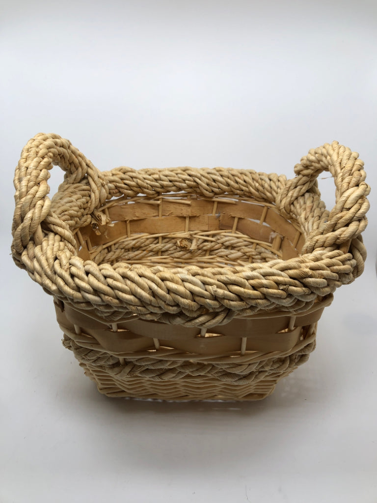 SQUARE LIGHT WOVEN BASKET W/WOVEN HANDLES.
