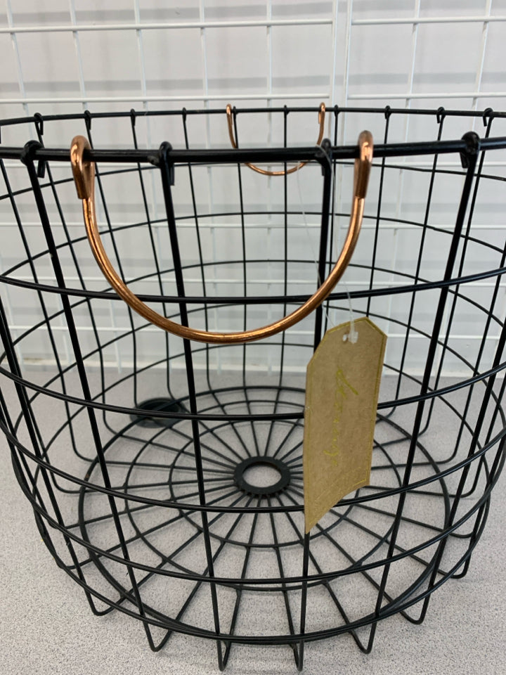 NWT METAL BASKET W/ROSE GOLD HANDLE.