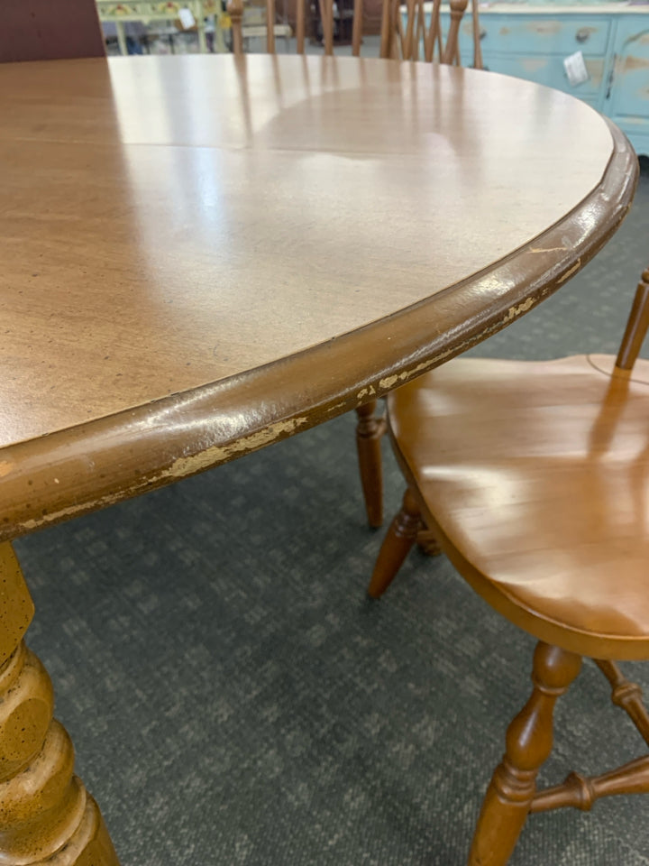 ROUND OAK WOOD TABLE W/ 4 CHAIRS AND 2 LEAVES.