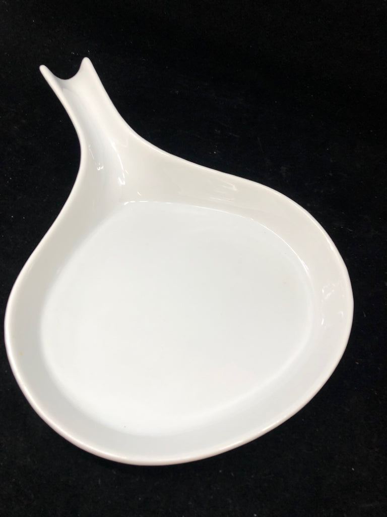 SKILLET STYLE WHITE SERVING DISH.