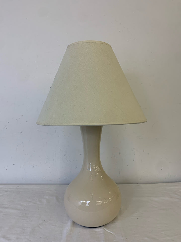 CREAM CRACKLE CERAMIC BASE W/ CREAM SHADE LAMP.