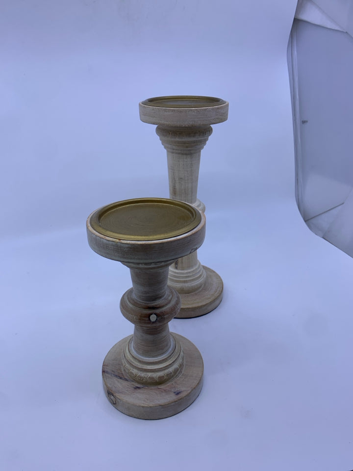 2 LIGHT WOOD WHITE WASHED PILLAR CANDLE HOLDERS.