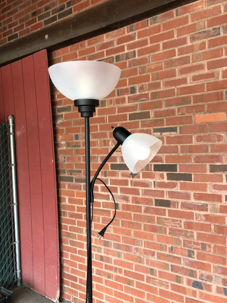 BLACK FLOOR LAMP W/ 2 LAMPS.