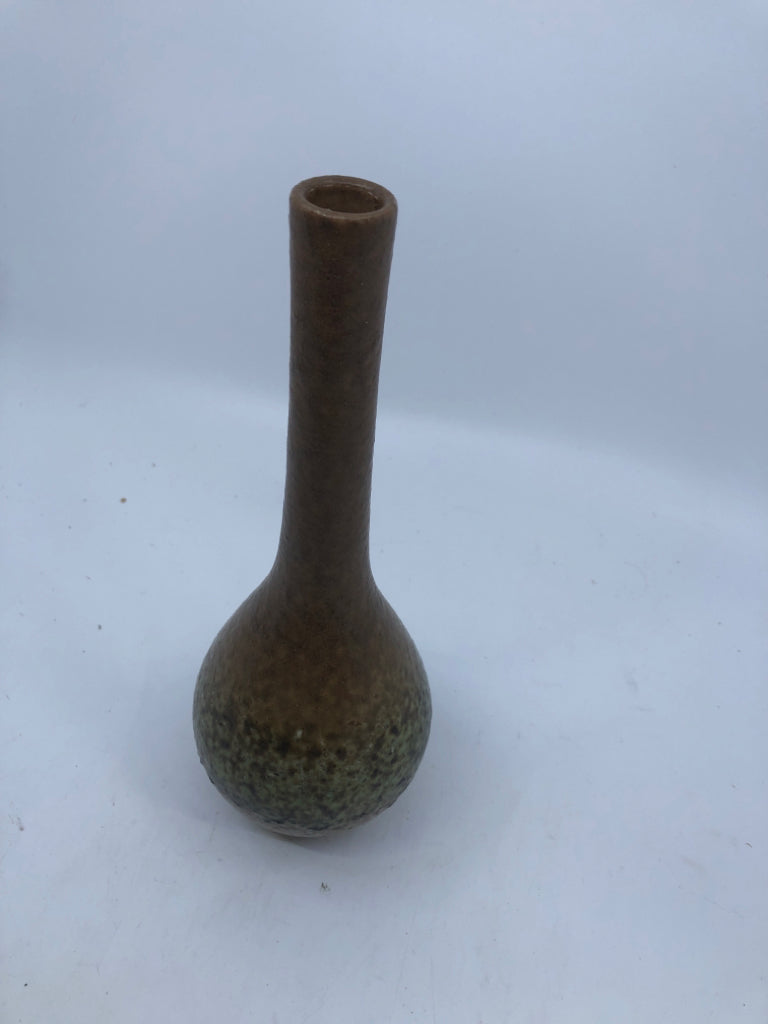 BROWN AND GREEN SKINNY NECK VASE.