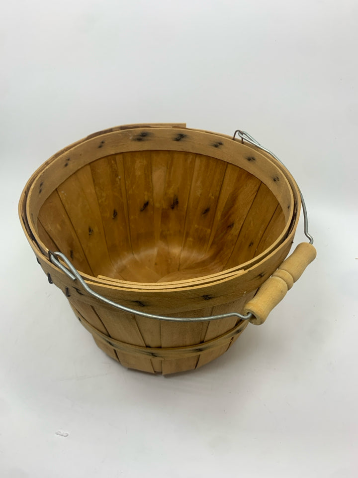 WOODEN BUSHEL BASKET.