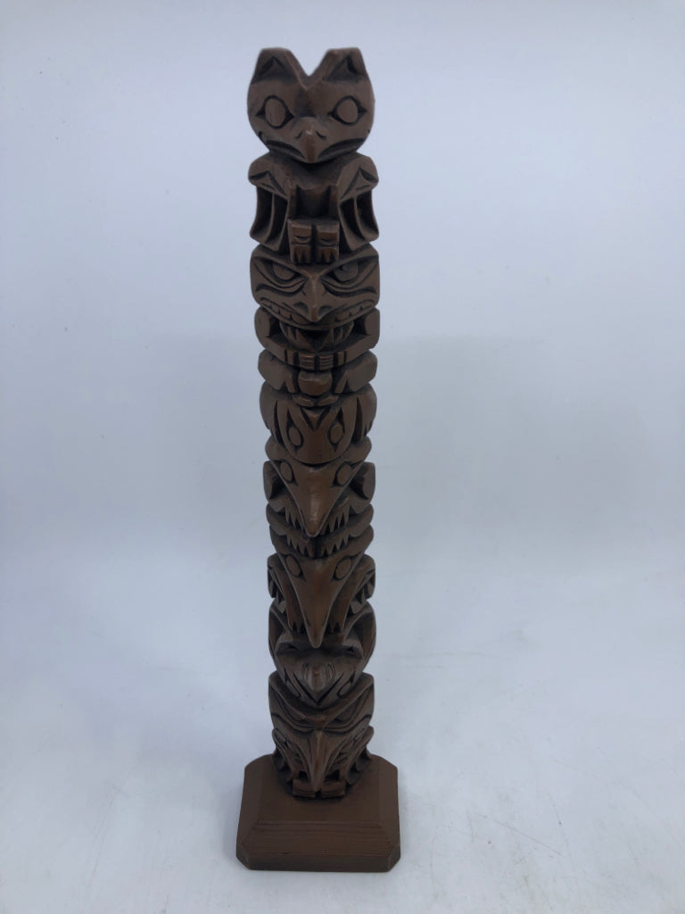 HAND CARVED WOOD TOTEM POLE SCULPTURE BROWN.