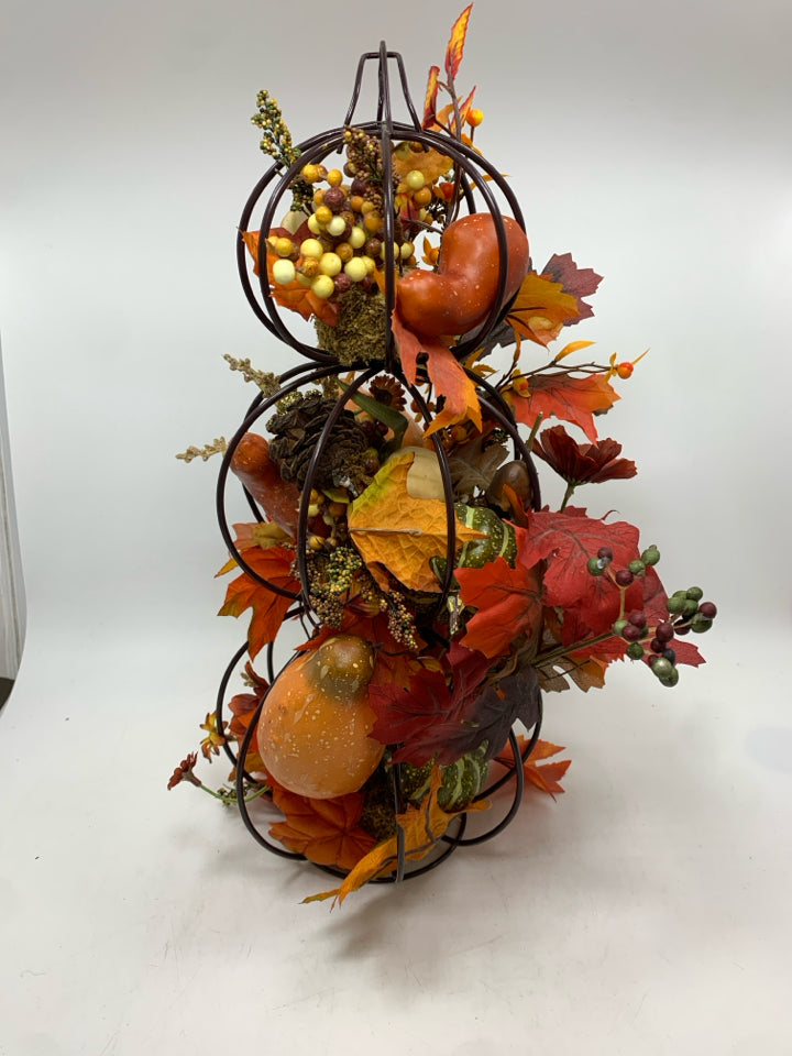 FALL FOLIAGE IN 3-TIER PUMPKIN.