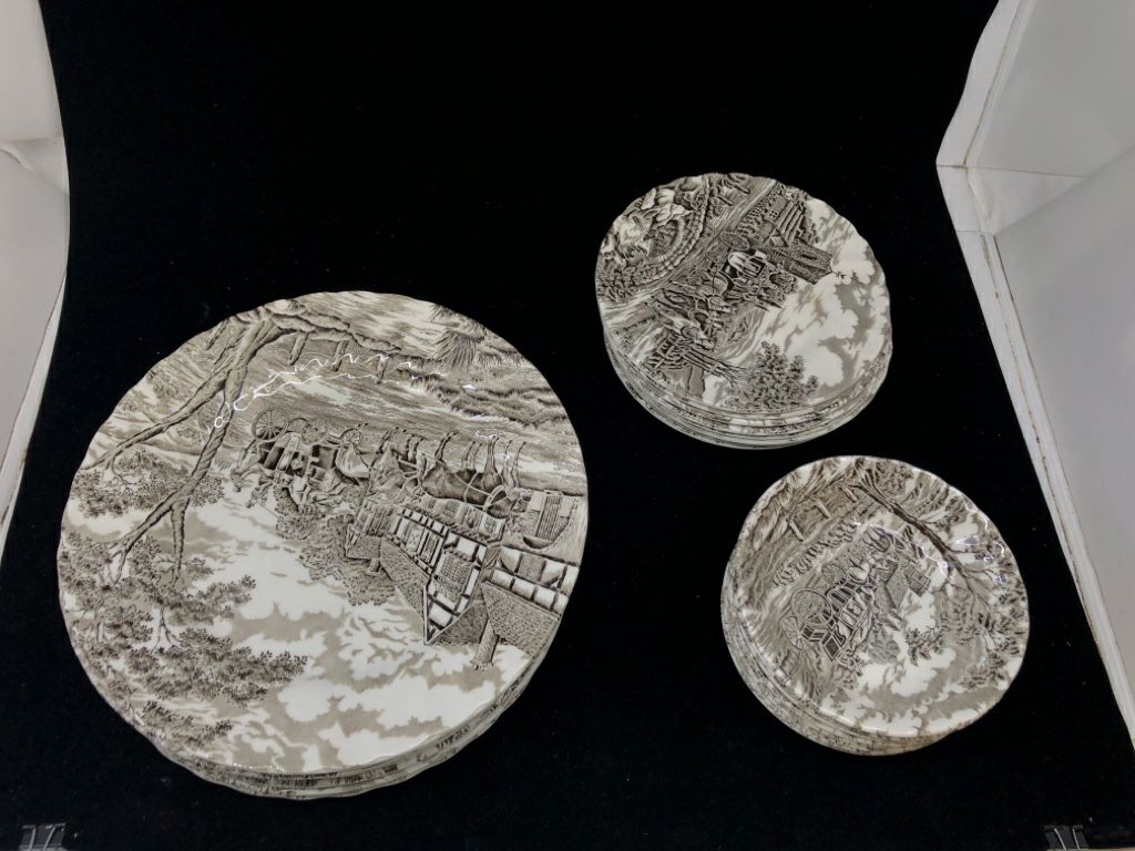 24PC ROYAL MAIL CARRIAGE DINNER SET, SVC FOR 8.