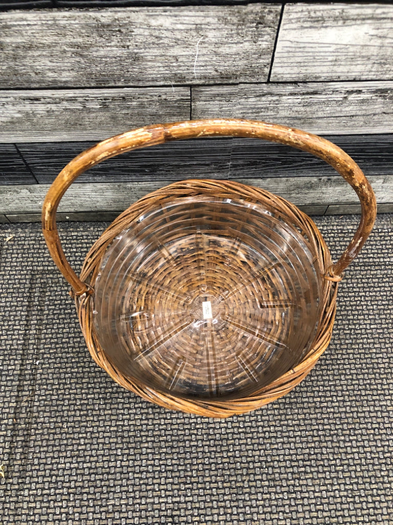 BROWN BASKET W HANDLE PLASTIC LINER.