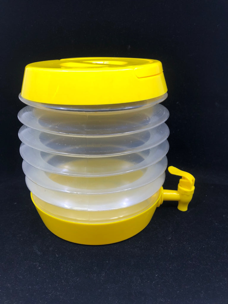 COLLAPSIBLE WATER JUG.