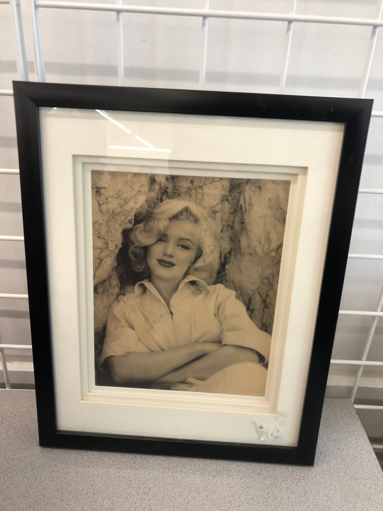 MARILYN MONROE FRAMED PRINT.