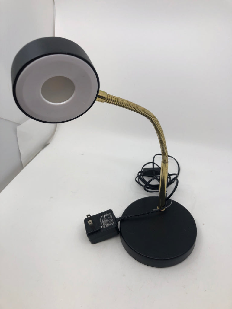 BLACK AND GOLD METAL DESK LAMP.