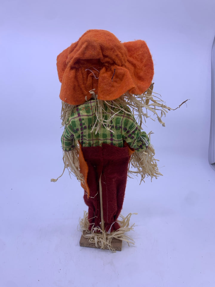 SCARECROW W/ ORANGE OVERALLS HAT.