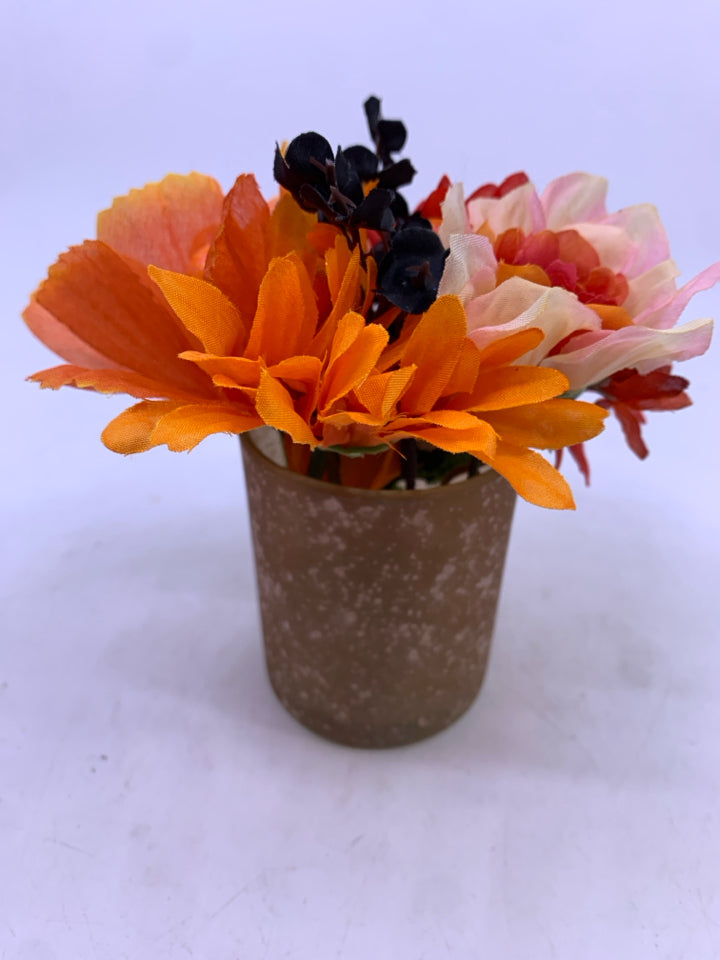 SMALL ORANGE FLORAL ARRANGEMENT.