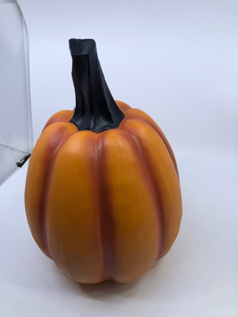 LIGHT UP CAT JACK O LANTERN.