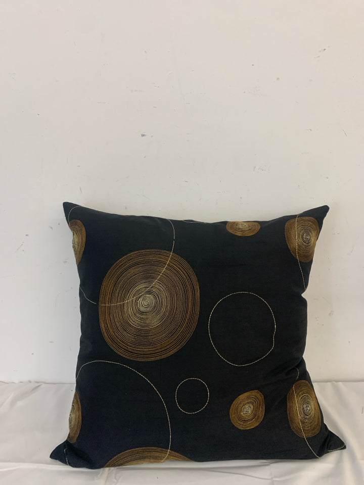 BLACK PILLOW WITH BROWN AND TAN CIRCLE.